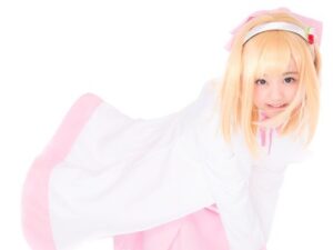金髪のウィッグを付けたコスプレイヤー