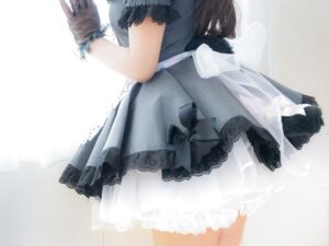 メイド風コスプレ女子
