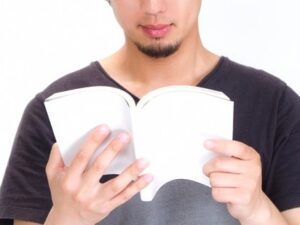 読書中の男性