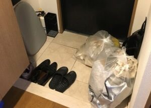 ゴミが置いてある玄関