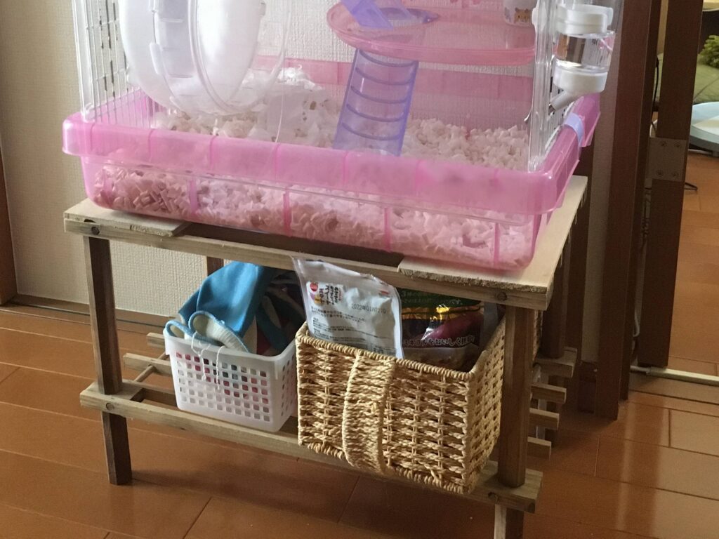 棚の上に置いたハムスターケージ 棚の上に置いたハムスターケージ