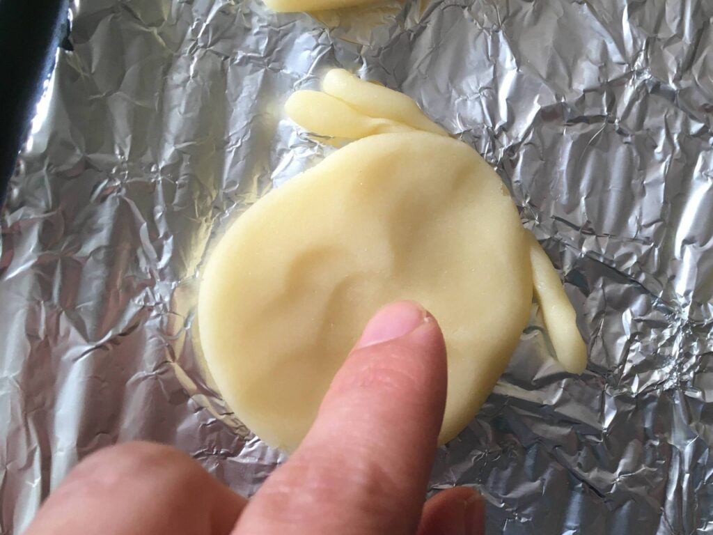 ラッキーの手作りクッキー(成型中) ラッキーの手作りクッキー(成型中)