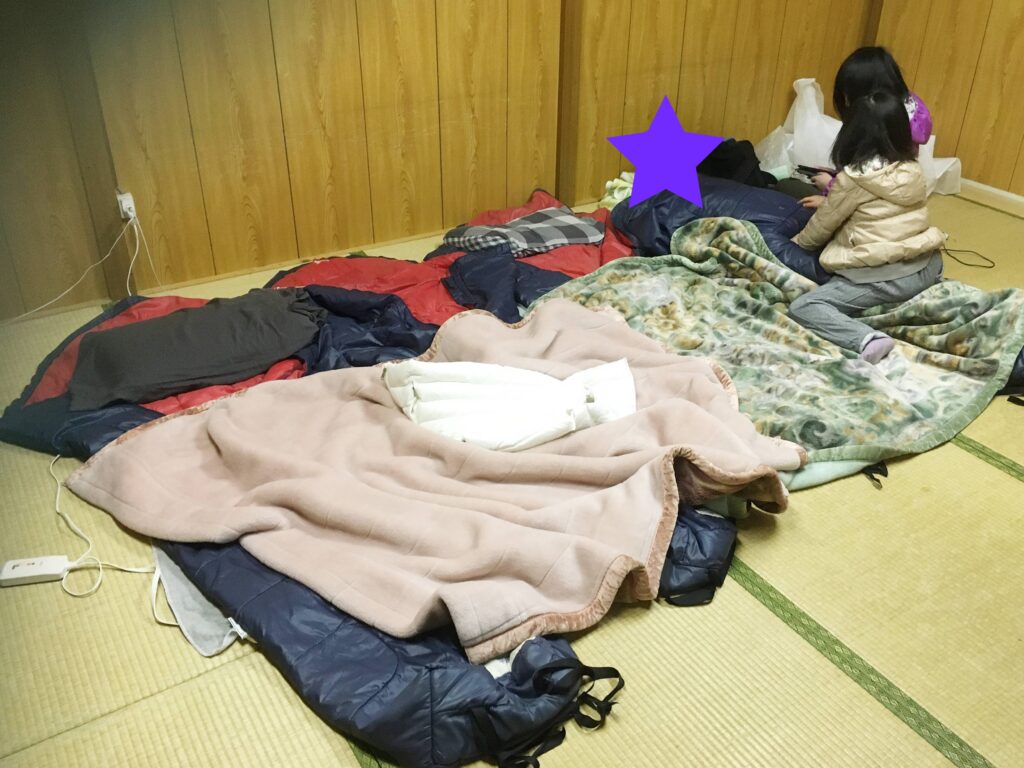 和室に並べた寝袋や毛布など 和室に並べた寝袋や毛布など