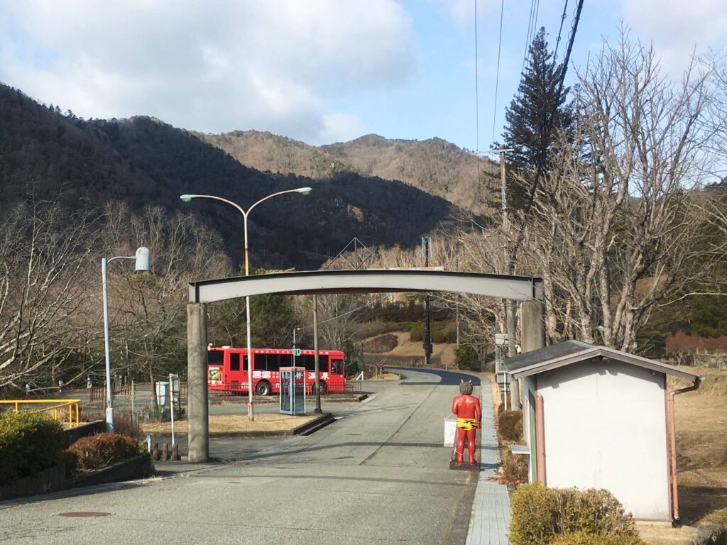 能勢温泉の入口に立っている赤鬼様 能勢温泉の入口に立っている赤鬼様