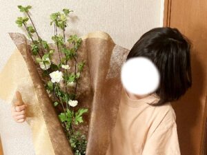 子どもと人工観葉植物