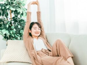 フェイクグリーンの脇でストレッチ中の女性