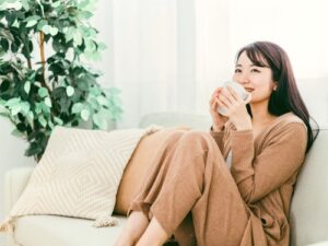 グリーンのある部屋でリラックスする女性