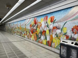 鶴見緑地駅の壁画